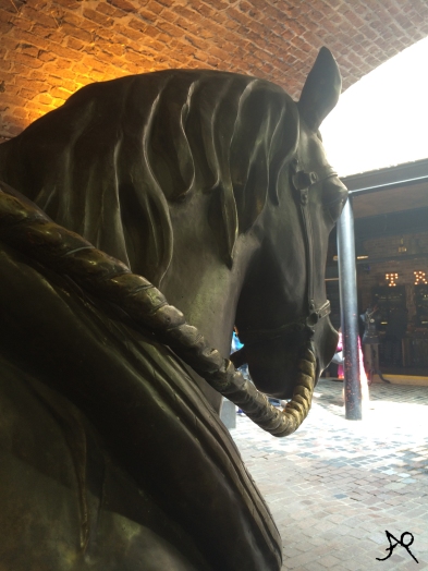 Horse statue Stable Markets